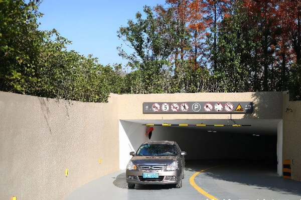 緩解停車難有多難？這個區(qū)探索公共綠地下建停